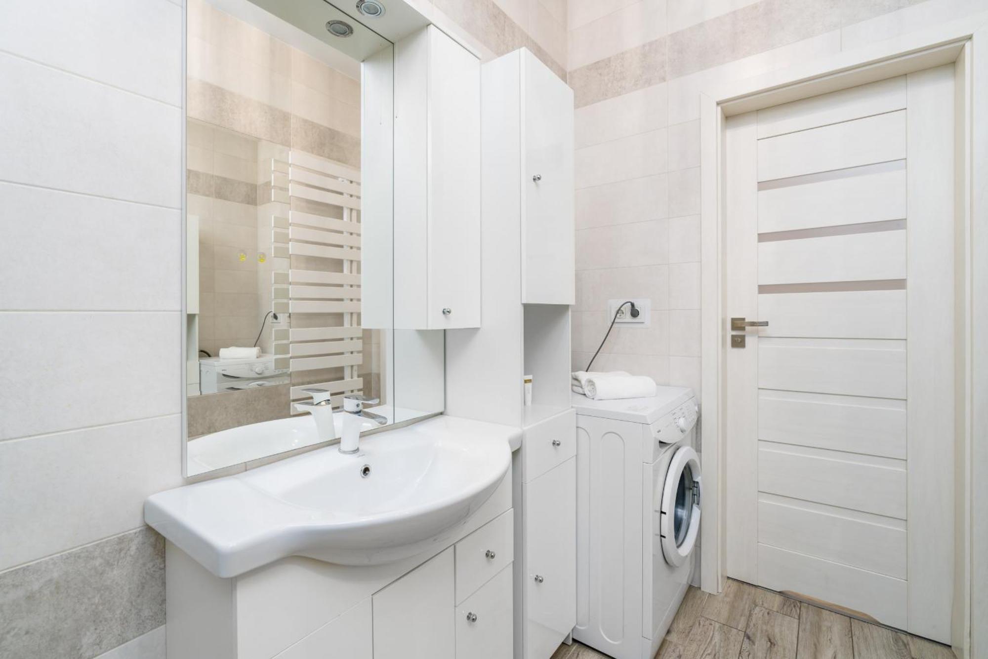 Modern One Bedroom In By Renters Apartment